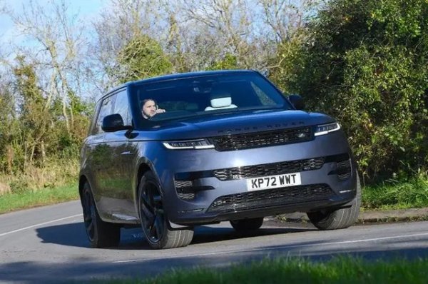 Range Rover Sport се отличава с лукс, комфорт и проходимост извън пътя. Plug-in хибридът P460e осигурява безшумно шофиране при ниска скорост и има дълъг чисто електрически пробег.
Обхват само на електричество - 121 км